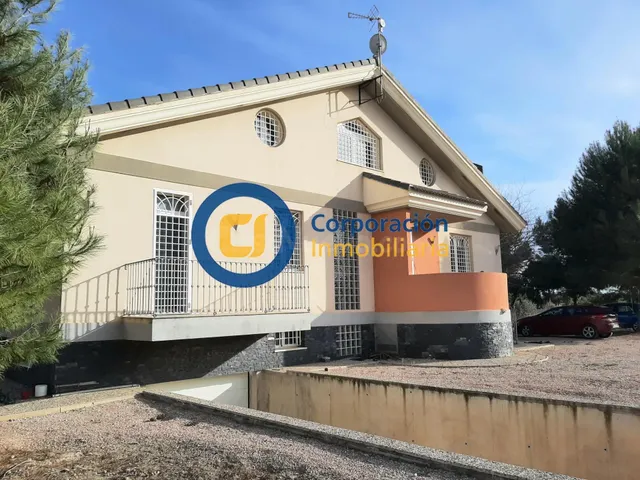 Chalet con tres dormitorios y amplio garaje en sótano en La  - foto 5