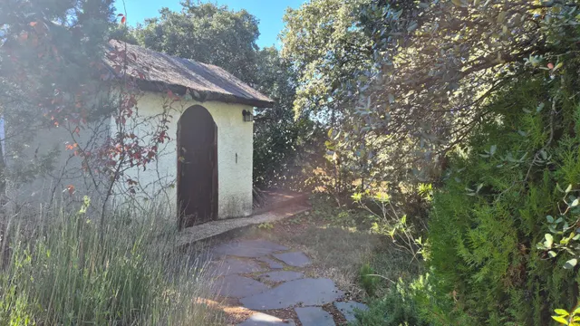 Precioso chalet con espectacular piscina y jardín autóctono — 23