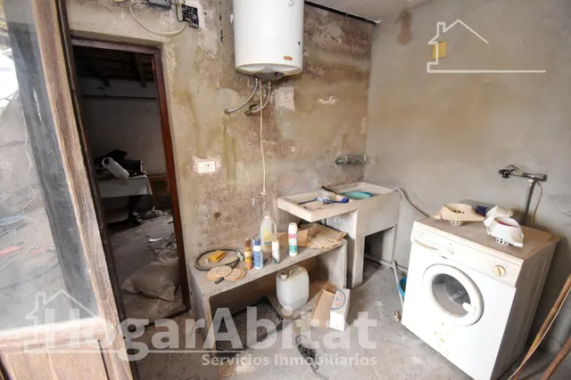 ESPACIOSA CASA CON LOCAL COMERCIAL, DOS TERRAZAS Y BALCÓN — 45