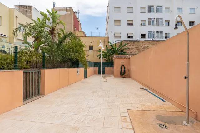 Casa adosada con ascensor, amplios espacios y piscina comuni - foto 4