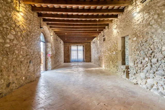 Casa de piedra semirestaurada — 6