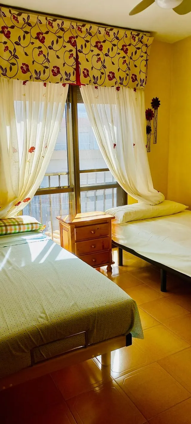 Bungalow con amplia terraza a pocos pasos de la playa y orientación Sur. — 36