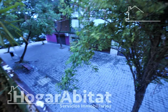 PARA REFORMAR, LUMINOSO Y EXTERIOR DE TRES DORMITORIOS — 25