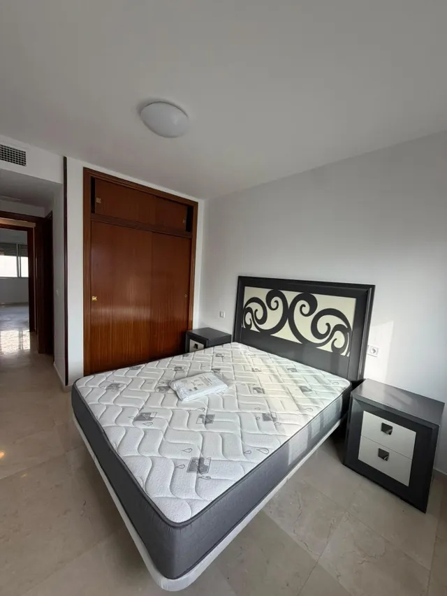 ALQUILER DE EXCELENTE Y AMPLIA VIVIENDA QUE HACE ESQUINA EN ZONA CENTRO DE ALICANTE — 14