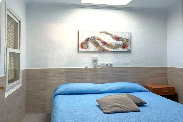 Bungalow reformado con 2 dormitorios, 1 baño y una amplia terraza frontal. Zona tranquila cerca de colegios y con buenas conexiones de transporte público. — 13