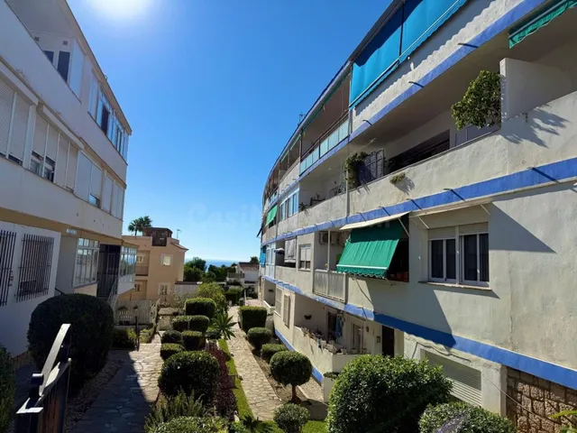 Oportunidad en Benalmádena Costa – 2 apartamentos reformados con gran terraza. — 12