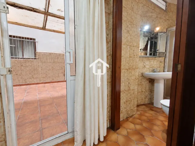 1ª planta de 102 m2 con patio en pleno centro de Alicante: edificio con ascensor — 33