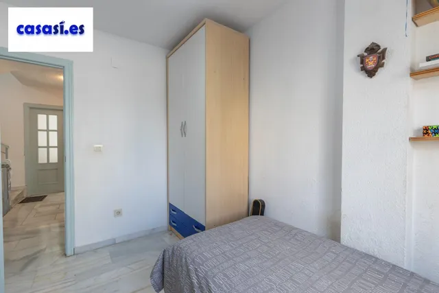 Casa independiente con piscina en La Zubia. — 13