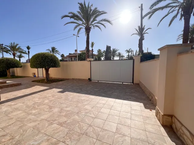 Villa 11 habitaciones 572m² en venta - Cabo Roig — 44