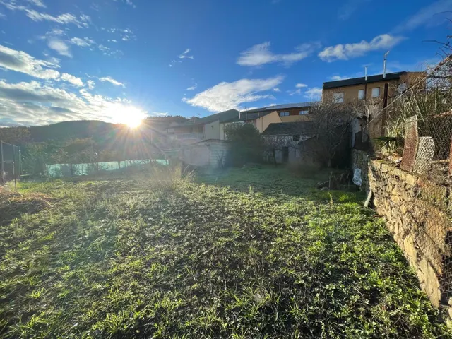 SE VENDE CASA CON TERRENO EN CASCO ANTIGUO — 19