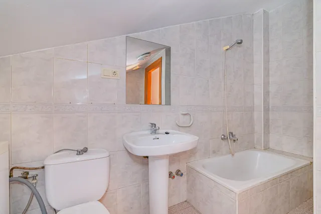 Amplio Chalet en Zaidín, Granada - Oportunidad de Inversión — 12