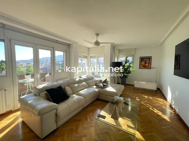 Ático duplex con chimenea y vistas panorámicas — 21