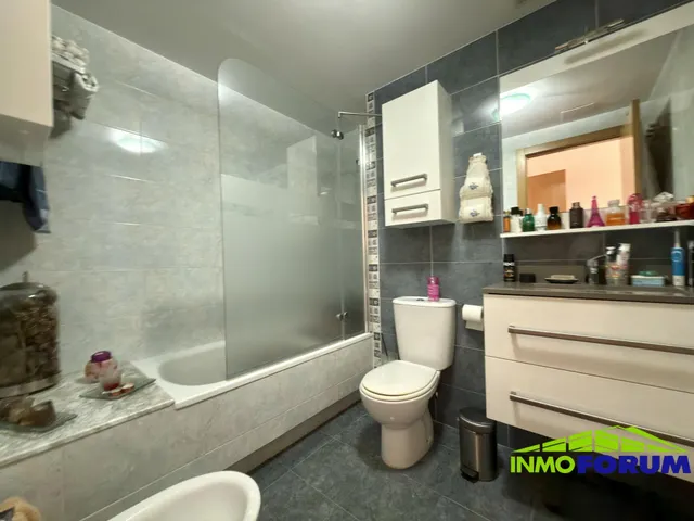 Luminoso piso de 3 dormitorios, 2 baños, garaje y trastero. — 23