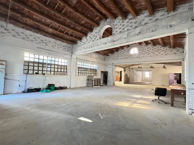 Nave en zona urbana con 264 m2 y con jardín de 114 m2 orientado al sur, garaje y gran potencial como estudio profesional. — 41