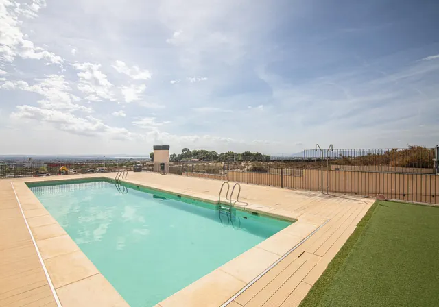 vivienda con piscina, plaza de garaje, terraza, 3 habitaciones y 2 baños — 34