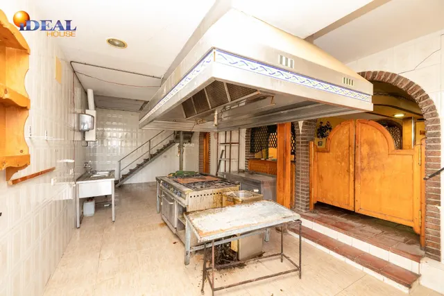 Terreno urbanizable, actualmente hay un restaurante. — 15