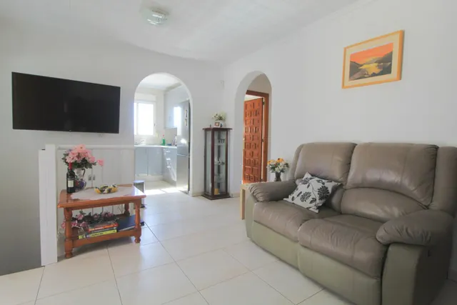 Chalet independiente con piscina privada, jardín y garaje en El Chaparral, Torrevieja — 8