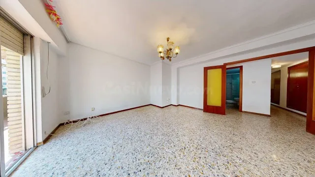 Piso de 77 m2 útiles. Distribuidos en tres dormitorios, salón, cocina, baño y zona de aparcamiento en la parte interior de la urbanización — 4