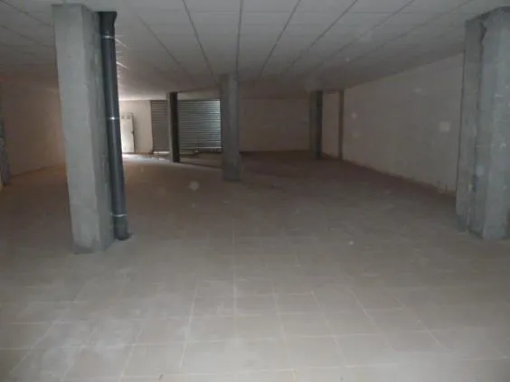 LOCAL COMERCIAL CON FACHADA DE 8 METROS APROX. — 2