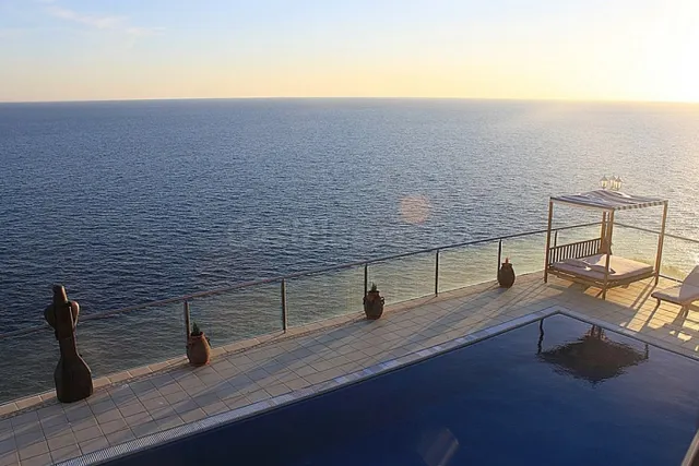 Villa exclusiva en primera línea del mar! 7200m de parcela. - foto 3