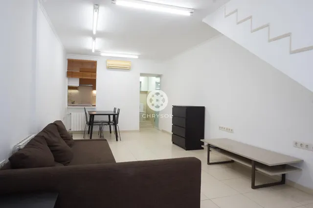 Local- Loft- duplex de 83m2 en el centro de Gracia, amueblado y totalmente equipado. — 2
