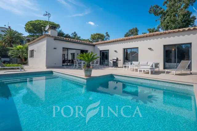 Casa moderna de una sola planta con gran jardín y piscina a 