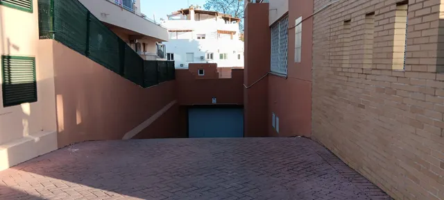 SE ALQUILA PLAZA DE APARCAMIENTO EN TORREMOLINOS, ZONA BARBARELA. — 2