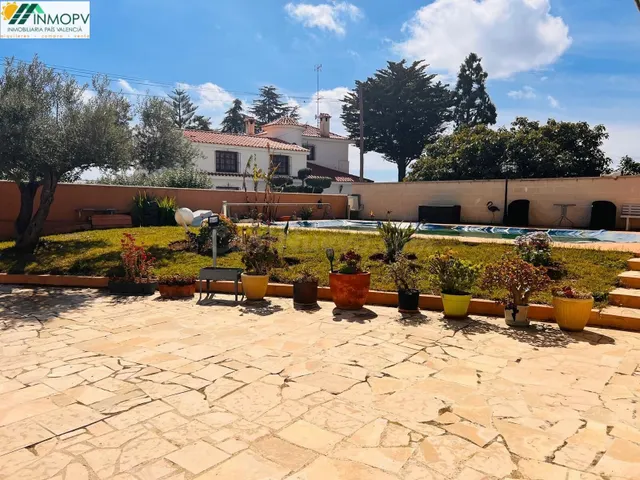 SE VENDE BONITA VILLA EN LA URBANIZACION LA CLOSA - CLUB DE  - foto 2