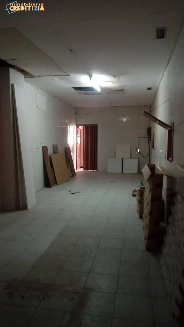 LOCAL DE 300M — 7