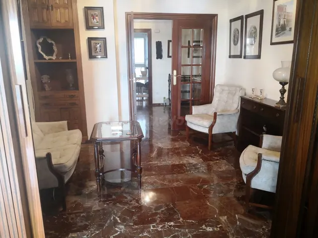GRAN VIVIENDA CON SALÓN DOBLE COMPLETA DE MUEBLES JUNTO AL R - foto 5