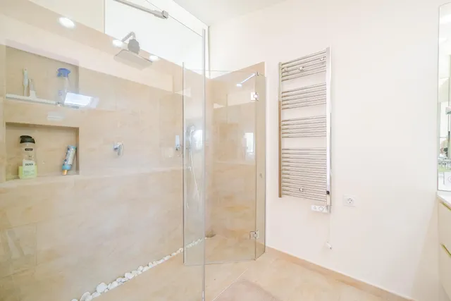 Villa independiente con piscina y 893 m2 de parcela en Benicàssim: espacio, diseño y privacidad — 50