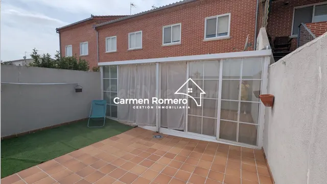 ADOSADO CON GARAJE Y PATIO- JARDIN EN VILLORIA - foto 2