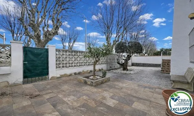 Casa dividida en 2 apartamentos con garaje en Empuriabrava. - foto 4