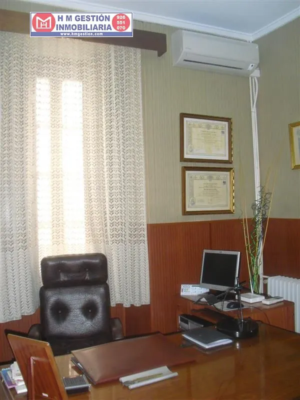 Casa en zona centro de Alcázar a 5 minutos de la Plaza de España, En planta baja.: Garaje para dos coches, 3 habitaciones, servicio, patio cubierto distribuidor, patio exterior de 50 m2 y cuarto de — 2