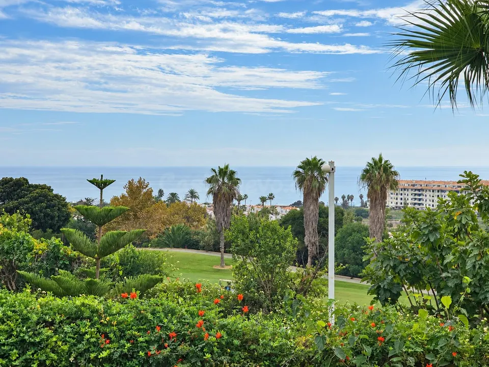 MAGNÍFICO APARTAMENTO DE 2 DORMITORIOS CON GRAN TERRAZA, JARDÍN PRIVADO Y VISTAS AL MAR Y AL GOLF – DOÑA JULIA, CASARES COSTA