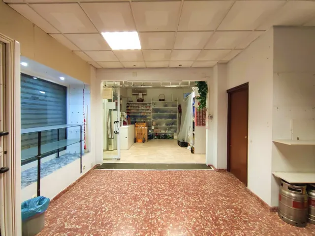 SE VENDEN DOS LOCALES JUNTOS A ESCASOS METROS DE LA AVENIDA DE CÁDIZ. — 12
