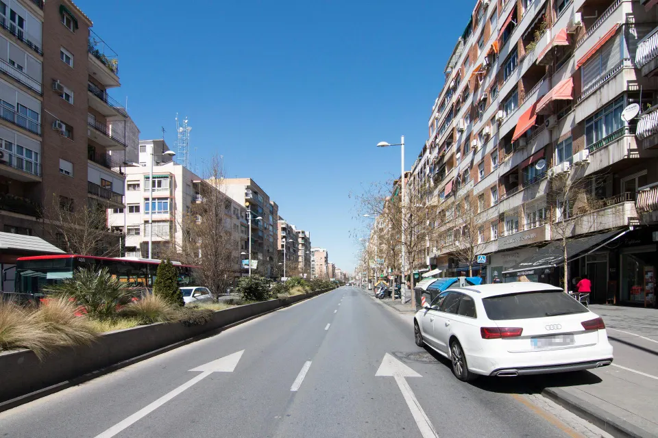 Camino de Ronda. Piso en planta alta con 5 dormitorios, garaje y trastero, calefacción central.