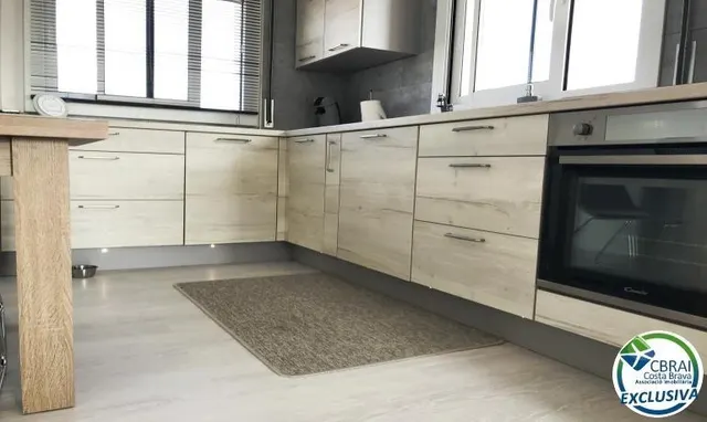 Apartamento reformado con amplia terraza y aparcamiento privado en Santa Margarita Roses — 10