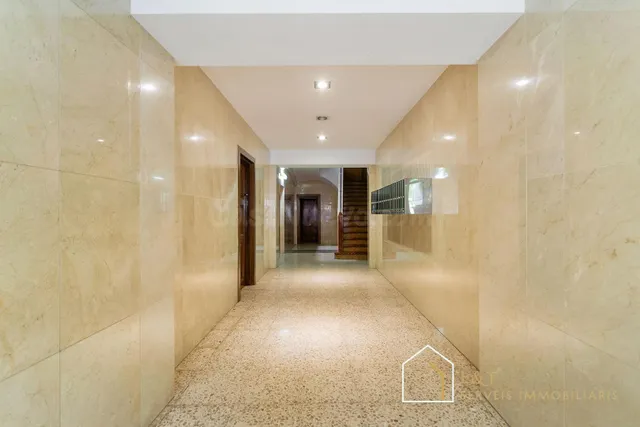 Piso en venta en plaza virrei amat – 4 habitaciones y 77 m2 útiles — 2