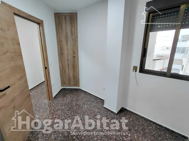 Amplitud y confort a estrenar en este luminoso piso reformado con balcón y ascensor — 10