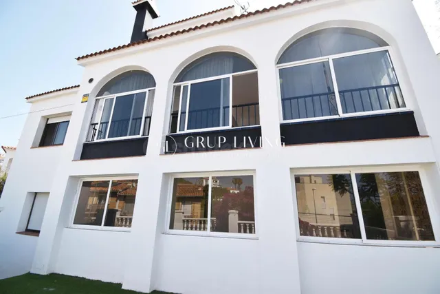 CASA LUMINOSA CON ESPACIOS EXTERIORES EN QUINTMAR - foto 3