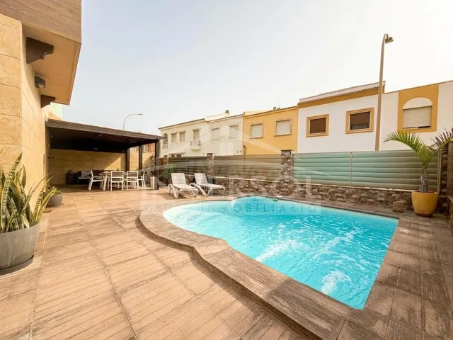 VIVIENDA ADOSADA CON PISCINA PRIVADA — 4