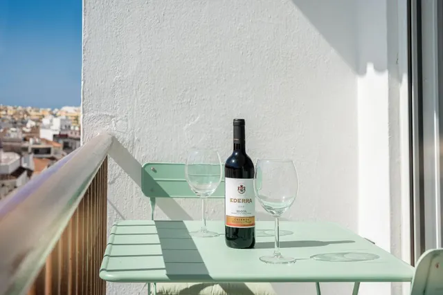 Exclusivo Piso Totalmente Reformado con Terraza en el Centro de Estepona — 11