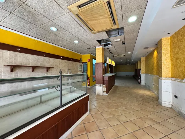 ¿Buscas un espacio listo para arrancar tu panadería-cafetería a solo unos pasos del Mediterráneo? Este amplio local en pleno centro de Pinedo combina la afluencia turística de la playa con la cli — 27
