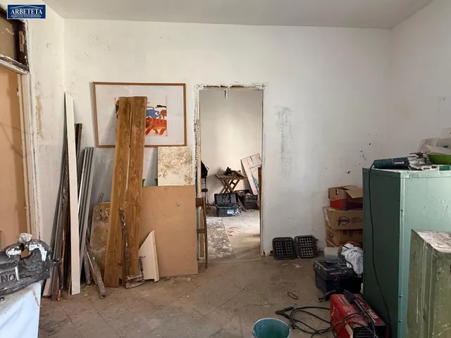 INMOBILIARIA ARBETETA VENDE EDIFICIO PARA REFORMAR EN PLENO CENTRO DE GUADALAJARA. — 29