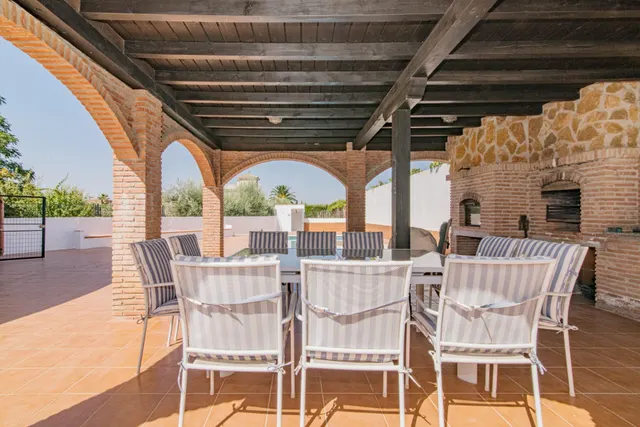 ¡Oportunidad Única! Se Vende Magnífica Casa en Esquina con Amplia Parcela — 36