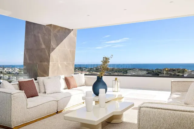 Ático de tres dormitorios en Estepona con terraza y vistas a - foto 2