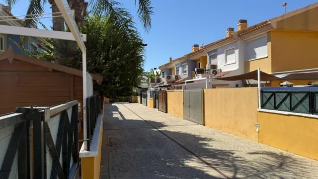 CHALET CON AMPLIA PARCELA JUNTO A LA PLAYA DE LAS HIGUERICAS – TORRE DE LA HORADADA — 32