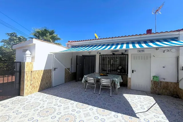Bungalow reformado con 2 dormitorios, 1 baño y una amplia terraza frontal. Zona tranquila cerca de colegios y con buenas conexiones de transporte público. — 20