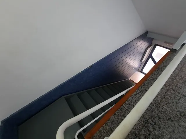 Casa esquinera, de 3 dormitorios, terraza, azotea. Dispone de 2 locales comenrciales. MUY CÉNTRICA — 33